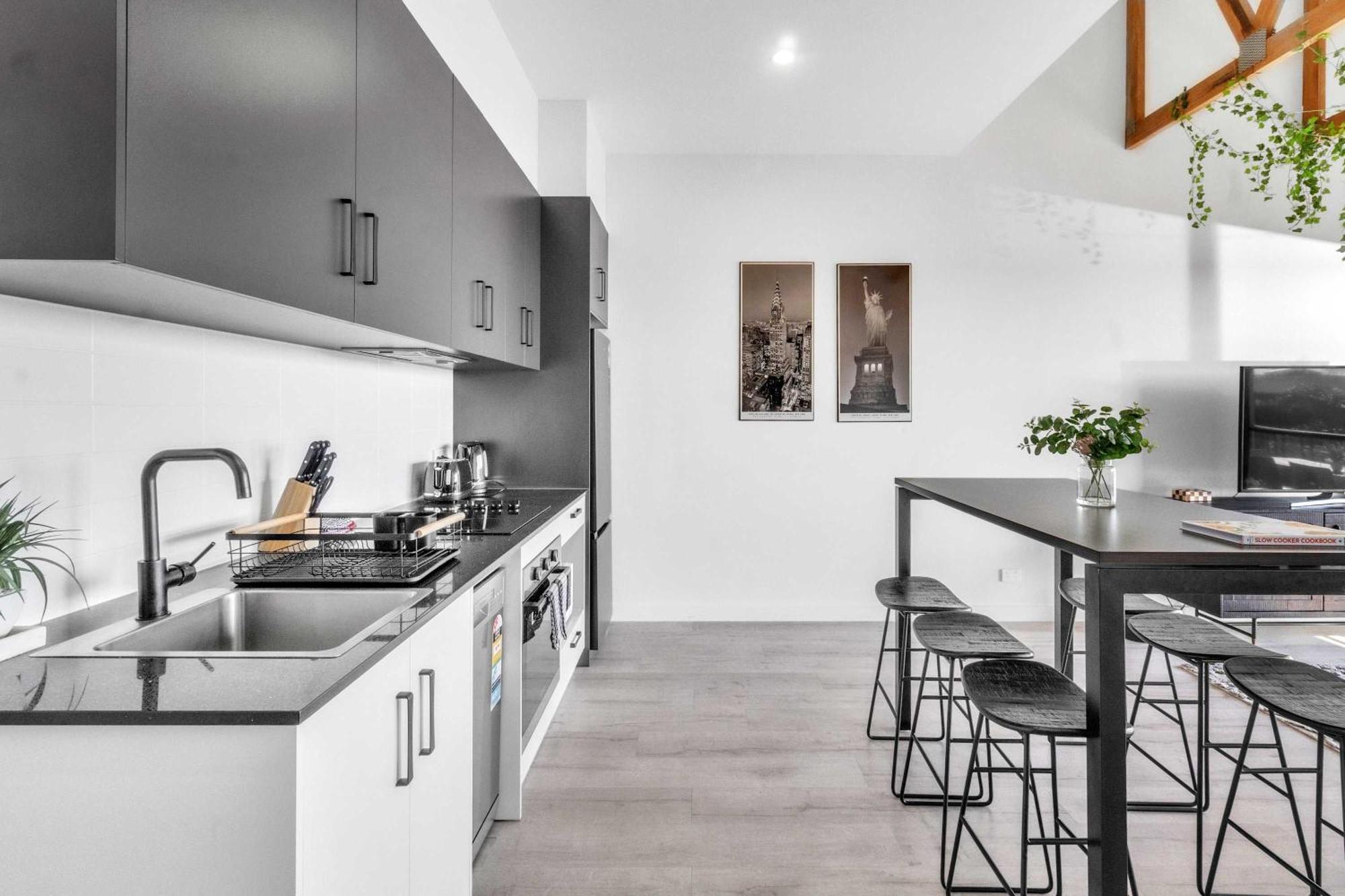 Portside Paradise - Steps Away From The Port Apartment *